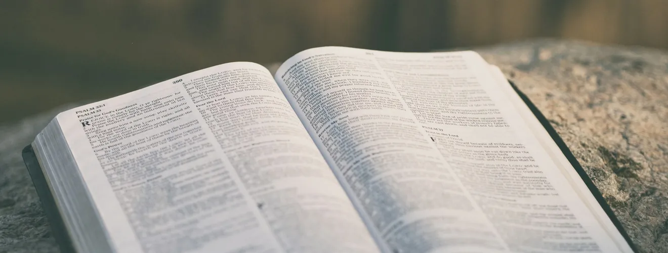 Bible ouverte sur un rocher