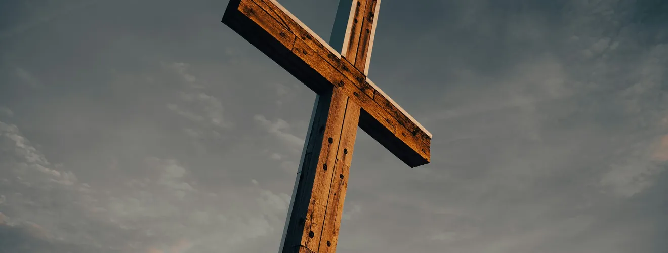 Croix de bois sur un ciel nuageux