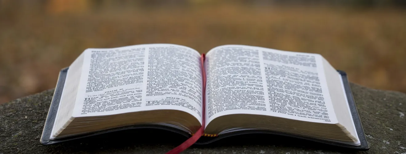Bible ouverte posée sur une pierre